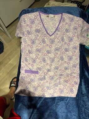 Lavender Paisley V-Neck Short Sleeve Top - Unbranded scrub top